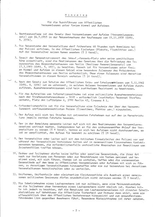 Maschinengeschriebene Hinweise zur Durchführung öffentlicher Versammlungen unter freiem Himmel. Aufgelistet sind gesetzliche Regelungen, Auflagen zur Sicherheit, Verhalten der Teilnehmenden und organisatorische Pflichten.