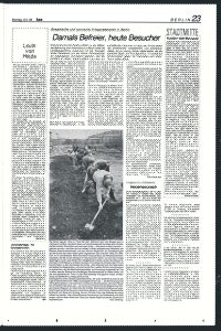 Zeitungsfoto von Menschen, die mit Spaten graben, begleitet von einem Artikel über eine Aktion auf dem Gelände des ehemaligen Gestapo-Hauptquartiers in Berlin. Der Artikel beschreibt die Aktion als Protest gegen eine allgemeine „Schwamm-drüber“-Symbolik.
