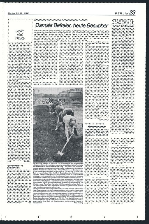 Zeitungsfoto von Menschen, die mit Spaten graben, begleitet von einem Artikel über eine Aktion auf dem Gelände des ehemaligen Gestapo-Hauptquartiers in Berlin. Der Artikel beschreibt die Aktion als Protest gegen eine allgemeine „Schwamm-drüber“-Symbolik.