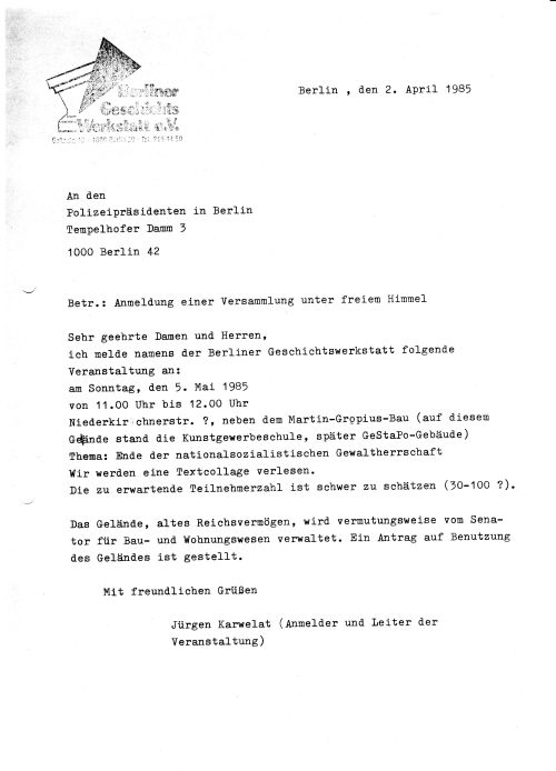 Schreibmaschinenschreiben der Berliner Geschichtswerkstatt an die Polizei mit der Anmeldung einer öffentlichen Versammlung nahe dem Martin-Gropius-Bau. Das geplante Gedenken trägt den Titel „Ende der nationalsozialistischen Gewaltherrschaft“