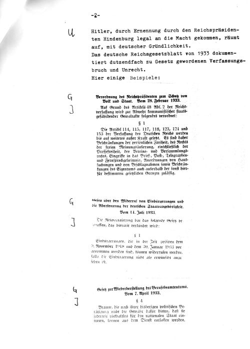 Dokumentenseite aus einer Textcollage mit Auszügen aus dem Reichsgesetzblatt von 1933 zu NS-Gesetzen. Am Rand handschriftliche Kürzel wie „G“, „J“ und „U“.