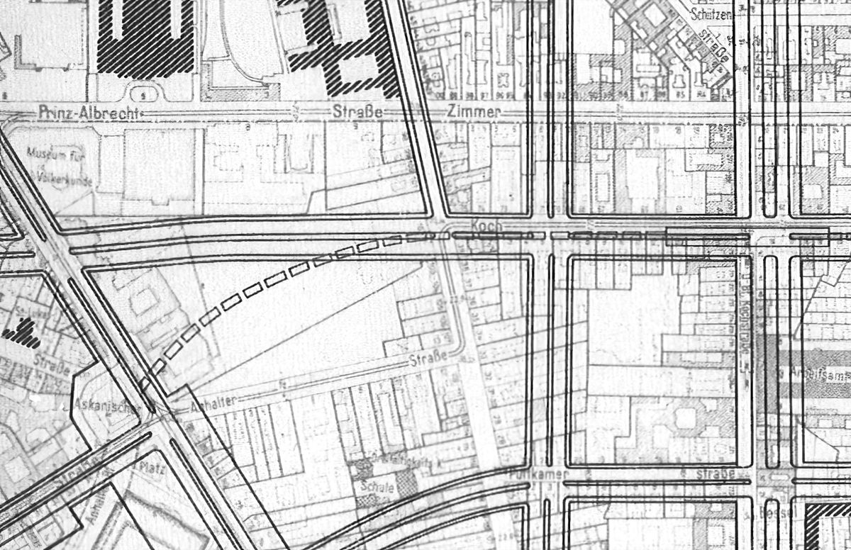 Straßen- und Verkehrsplan mit einer gestrichelten Linie, die eine geplante Straßenverbindung zwischen Prinz-Albrecht-Straße und Anhalter Bahnhof markiert.