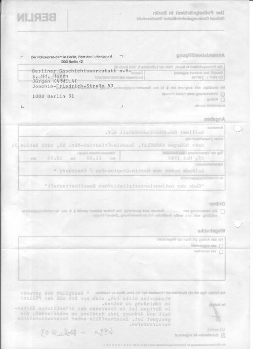 Durchscheinende Rückseite eines behördlichen Formulars des Polizeipräsidenten Berlin. Das Dokument gehört zur Anmeldung einer Versammlung zum Gedenken an NS-Verbrechen.