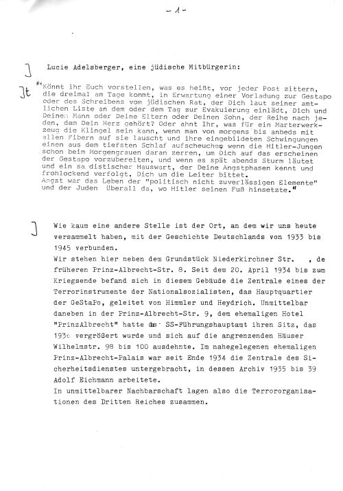 Textauszug mit Zitat der jüdischen Zeitzeugin Lucie Adelsberger über Verfolgung durch die Gestapo. Darunter ein historischer Überblick zum Gelände an der Niederkirchnerstraße als zentralem Ort nationalsozialistischer Terrororganisationen.